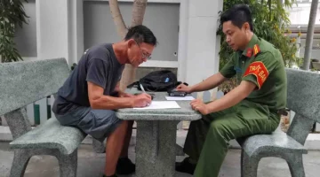 سائح فرنسي يشكر الشرطة بعد استعادة هاتفه المفقود